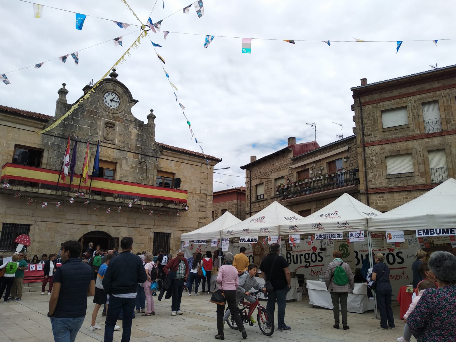 Canicosa de la Sierra se ha abierto de par en par para los participantes del quinto encuentro de la Comunidad Viva Castilla y León, en el que han participado hoy más de 600 personas procedentes de los municipios que forman parte de la asociación: Mansilla Mayor (León), Lubián (Zamora), Rágama (Salamanca), San Miguel del Pino (Valladolid), Villaherreros (Palencia), Molinos de Duero (Soria), Sebúlcor (Segovia), El Oso (Ávila) y los vecinos de la localidad serrana, que han ejercido de anfitriones y han mostrado sus tradiciones y su patrimonio, tanto cultural como natural.