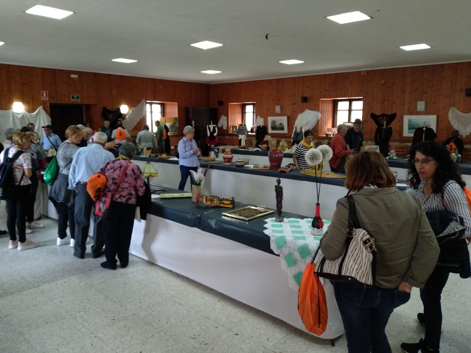 Canicosa de la Sierra se ha abierto de par en par para los participantes del quinto encuentro de la Comunidad Viva Castilla y León, en el que han participado hoy más de 600 personas procedentes de los municipios que forman parte de la asociación: Mansilla Mayor (León), Lubián (Zamora), Rágama (Salamanca), San Miguel del Pino (Valladolid), Villaherreros (Palencia), Molinos de Duero (Soria), Sebúlcor (Segovia), El Oso (Ávila) y los vecinos de la localidad serrana, que han ejercido de anfitriones y han mostrado sus tradiciones y su patrimonio, tanto cultural como natural.