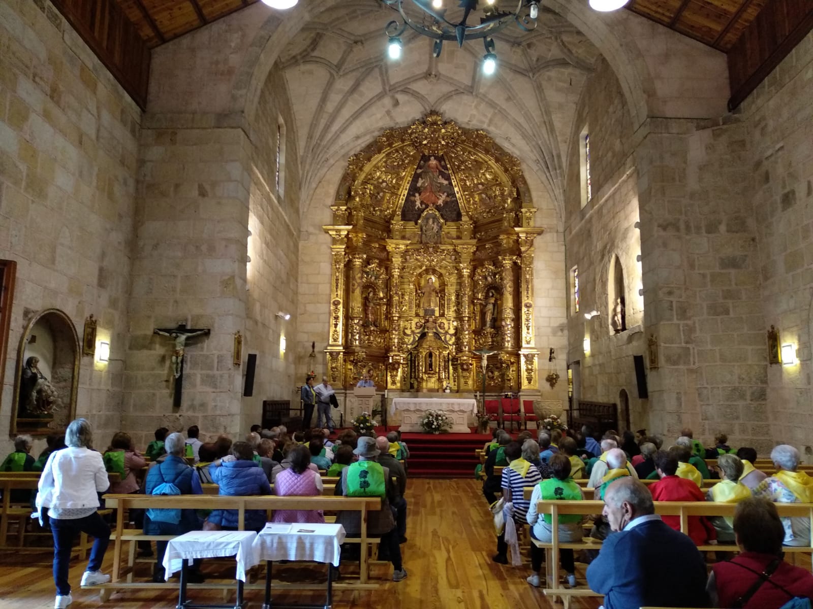 Canicosa de la Sierra se ha abierto de par en par para los participantes del quinto encuentro de la Comunidad Viva Castilla y León, en el que han participado hoy más de 600 personas procedentes de los municipios que forman parte de la asociación: Mansilla Mayor (León), Lubián (Zamora), Rágama (Salamanca), San Miguel del Pino (Valladolid), Villaherreros (Palencia), Molinos de Duero (Soria), Sebúlcor (Segovia), El Oso (Ávila) y los vecinos de la localidad serrana, que han ejercido de anfitriones y han mostrado sus tradiciones y su patrimonio, tanto cultural como natural.