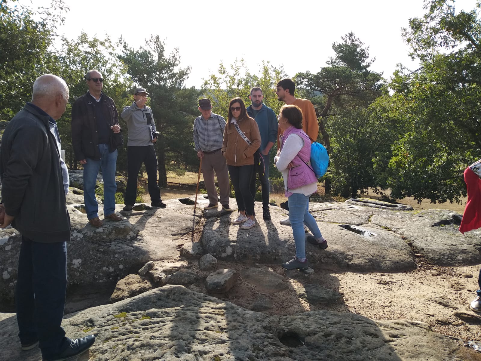 Canicosa de la Sierra se ha abierto de par en par para los participantes del quinto encuentro de la Comunidad Viva Castilla y León, en el que han participado hoy más de 600 personas procedentes de los municipios que forman parte de la asociación: Mansilla Mayor (León), Lubián (Zamora), Rágama (Salamanca), San Miguel del Pino (Valladolid), Villaherreros (Palencia), Molinos de Duero (Soria), Sebúlcor (Segovia), El Oso (Ávila) y los vecinos de la localidad serrana, que han ejercido de anfitriones y han mostrado sus tradiciones y su patrimonio, tanto cultural como natural.