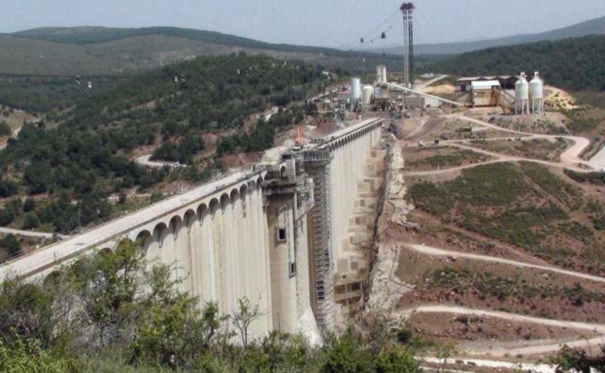 Imagen de archivo de las obrsa de la presa de Castrovido