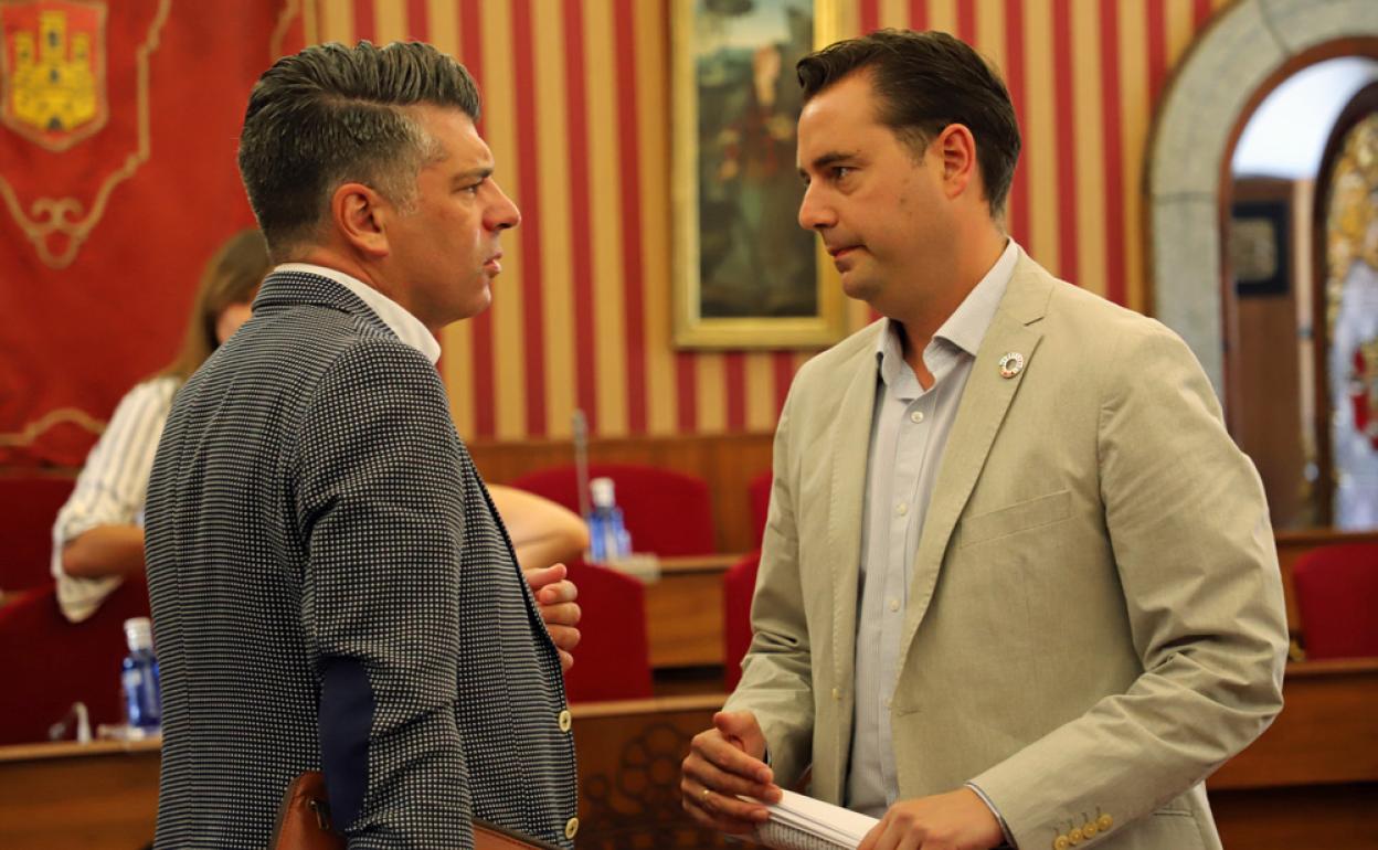 Vicente Marañón conversa con el alcalde, Daniel de la Rosa, tras un pleno municipal