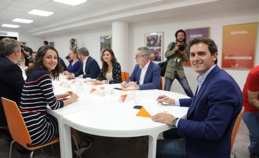 La portavoz de Ciudanos en el Congreso de los Diputados, Inés Arrimadas, y el presidente de la formación naranja, Albert Rivera.