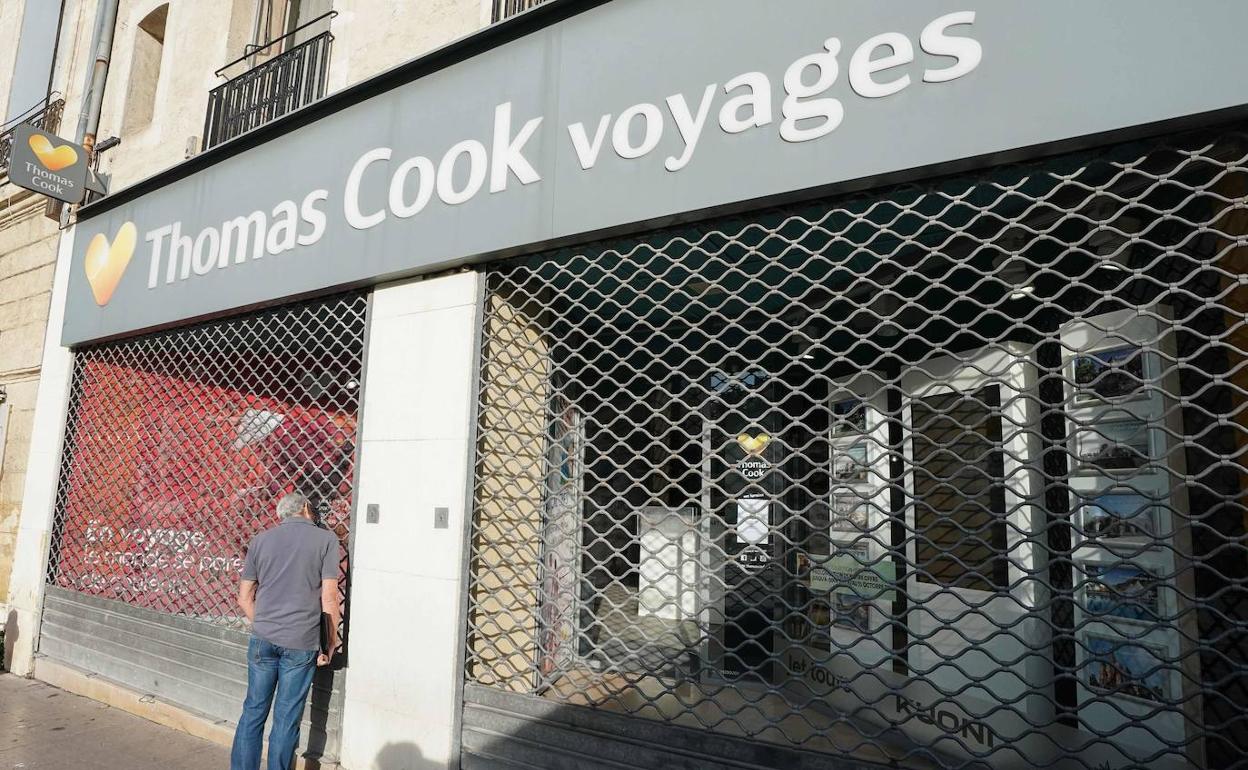 Una oficina de Thomas Cook, el operador turístico quebrado, amanece cerrada hoy lunes 23 de septiembre en Montpellier. 