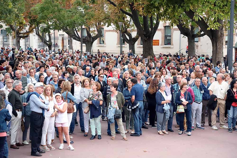 Las últimas decisiones tomadas por la Gerencia de Atención Primaria en torno a los servicios de urgencia de los centros de salud de San Agustín y Gamonal han generado una enorme polémica vecinal. Hasta tal punto que, después de varios dimes y diretes, alrededor de un millar de personas se han concentrado esta tarde en el parque de San Agustín para criticar la unificación de los servicios de urgencias.