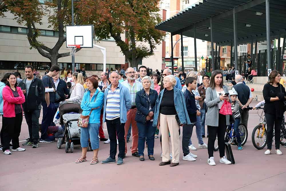 Las últimas decisiones tomadas por la Gerencia de Atención Primaria en torno a los servicios de urgencia de los centros de salud de San Agustín y Gamonal han generado una enorme polémica vecinal. Hasta tal punto que, después de varios dimes y diretes, alrededor de un millar de personas se han concentrado esta tarde en el parque de San Agustín para criticar la unificación de los servicios de urgencias.