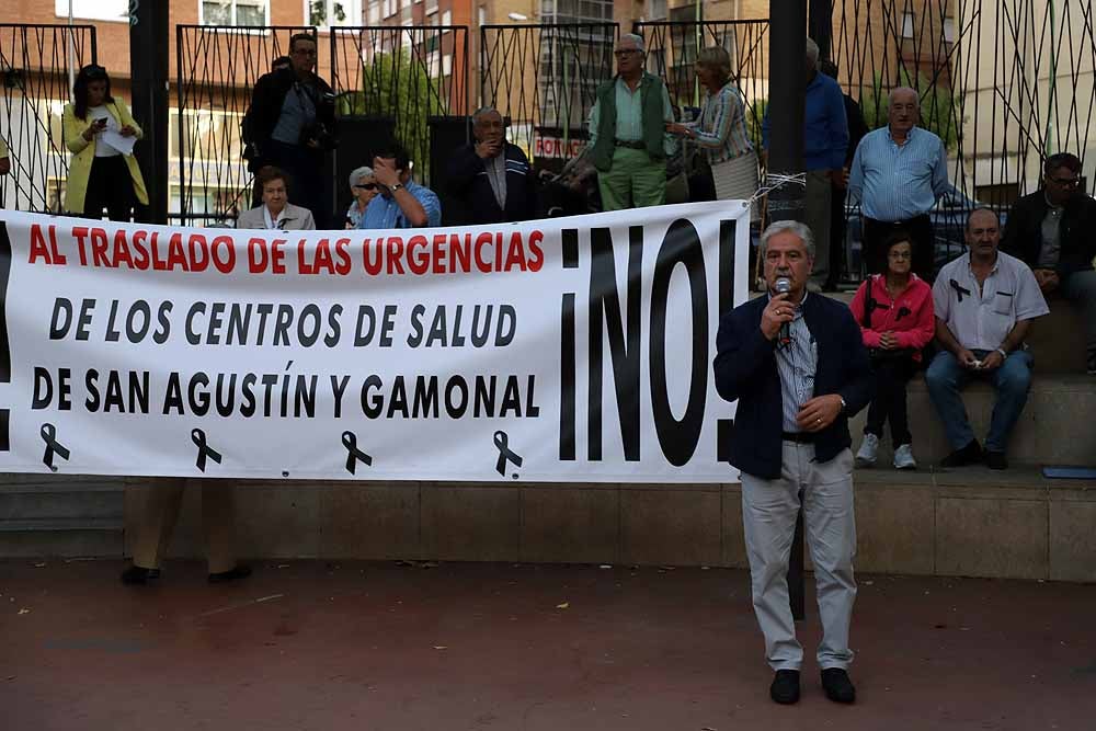 Las últimas decisiones tomadas por la Gerencia de Atención Primaria en torno a los servicios de urgencia de los centros de salud de San Agustín y Gamonal han generado una enorme polémica vecinal. Hasta tal punto que, después de varios dimes y diretes, alrededor de un millar de personas se han concentrado esta tarde en el parque de San Agustín para criticar la unificación de los servicios de urgencias.