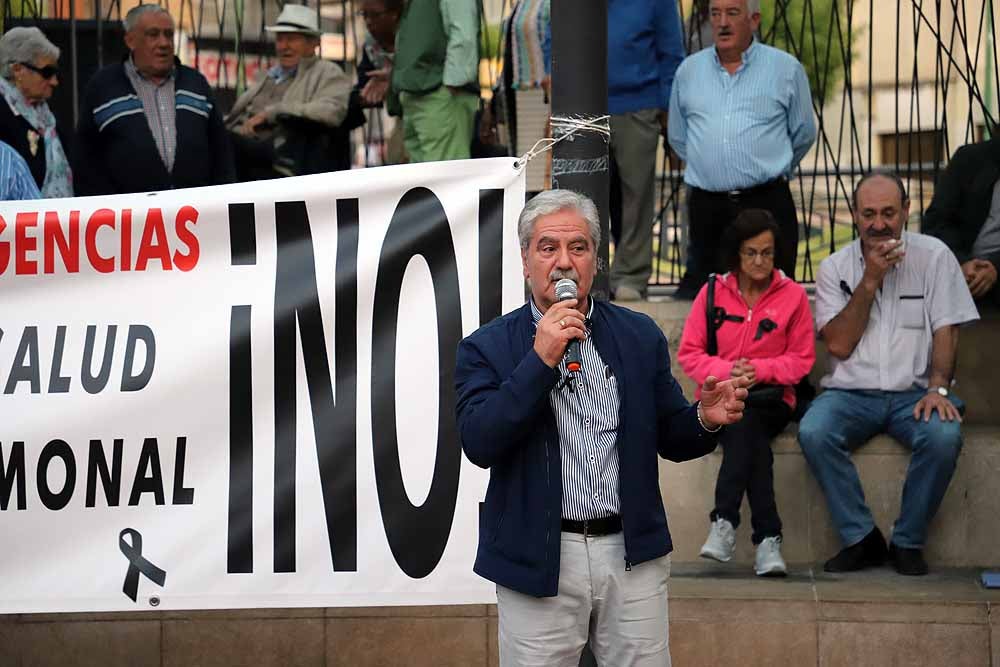 Las últimas decisiones tomadas por la Gerencia de Atención Primaria en torno a los servicios de urgencia de los centros de salud de San Agustín y Gamonal han generado una enorme polémica vecinal. Hasta tal punto que, después de varios dimes y diretes, alrededor de un millar de personas se han concentrado esta tarde en el parque de San Agustín para criticar la unificación de los servicios de urgencias.