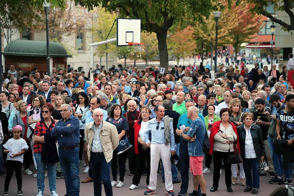 Las últimas decisiones tomadas por la Gerencia de Atención Primaria en torno a los servicios de urgencia de los centros de salud de San Agustín y Gamonal han generado una enorme polémica vecinal. Hasta tal punto que, después de varios dimes y diretes, alrededor de un millar de personas se han concentrado esta tarde en el parque de San Agustín para criticar la unificación de los servicios de urgencias.