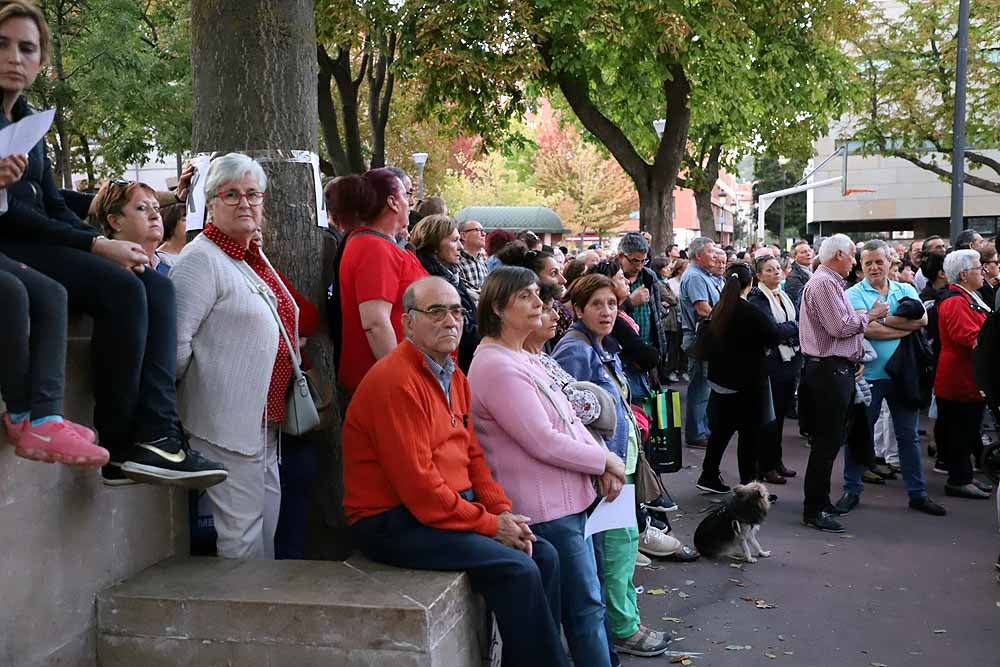 Las últimas decisiones tomadas por la Gerencia de Atención Primaria en torno a los servicios de urgencia de los centros de salud de San Agustín y Gamonal han generado una enorme polémica vecinal. Hasta tal punto que, después de varios dimes y diretes, alrededor de un millar de personas se han concentrado esta tarde en el parque de San Agustín para criticar la unificación de los servicios de urgencias.