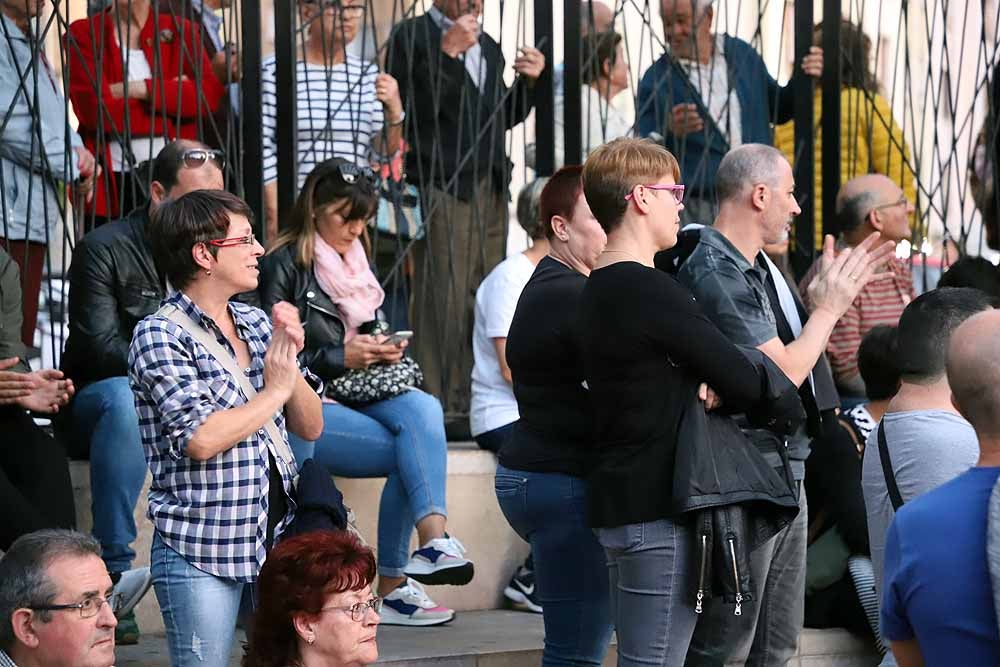 Las últimas decisiones tomadas por la Gerencia de Atención Primaria en torno a los servicios de urgencia de los centros de salud de San Agustín y Gamonal han generado una enorme polémica vecinal. Hasta tal punto que, después de varios dimes y diretes, alrededor de un millar de personas se han concentrado esta tarde en el parque de San Agustín para criticar la unificación de los servicios de urgencias.