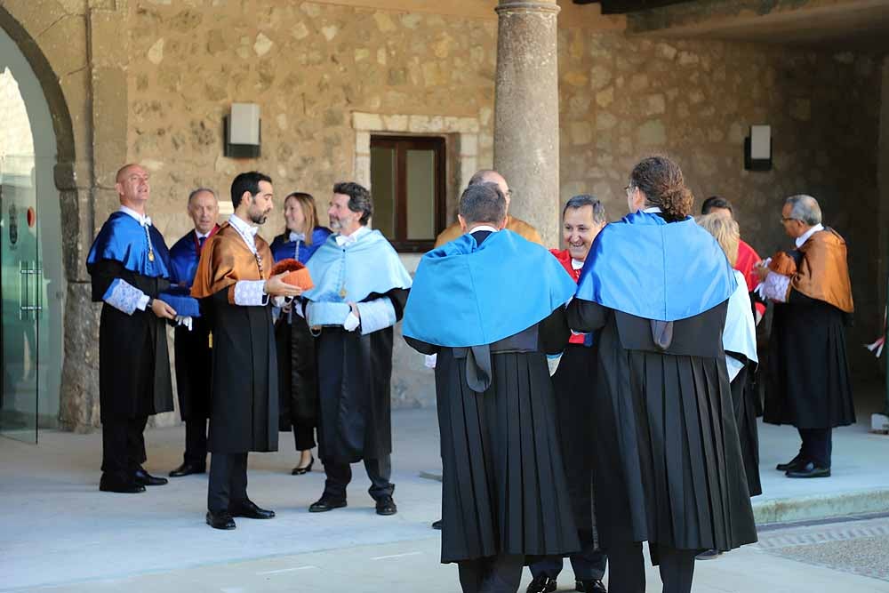 La Universidad de Burgos ha abierto esta mañana el curso 2019-2020 con un acto en el que el rector de la institución académica, Manuel Pérez Mateos, ha apostado por reforzar la enseñanza del castellano y por crear estudios en Aranda de Duero y Miranda de Ebro