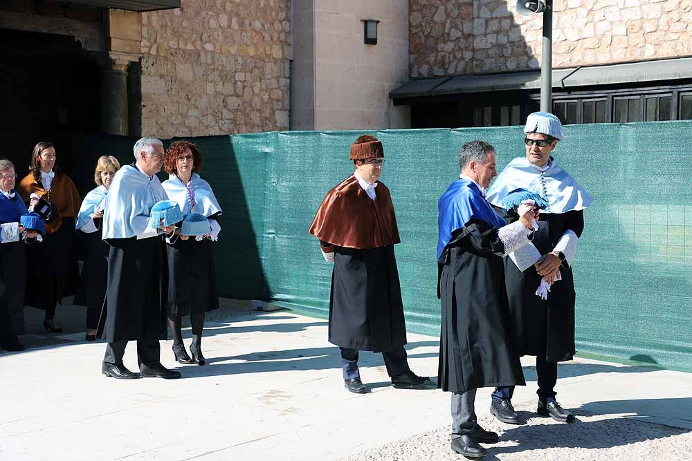 La Universidad de Burgos ha abierto esta mañana el curso 2019-2020 con un acto en el que el rector de la institución académica, Manuel Pérez Mateos, ha apostado por reforzar la enseñanza del castellano y por crear estudios en Aranda de Duero y Miranda de Ebro