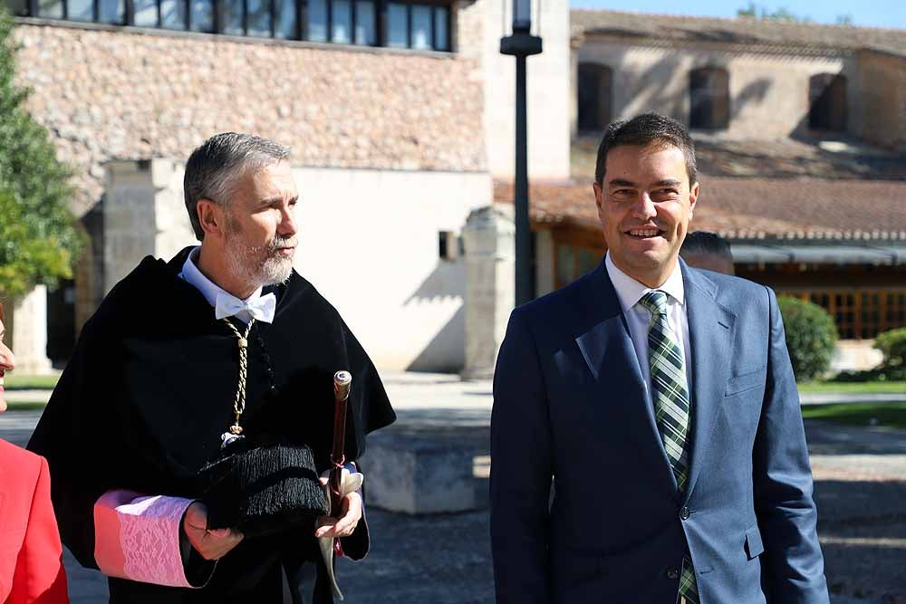 La Universidad de Burgos ha abierto esta mañana el curso 2019-2020 con un acto en el que el rector de la institución académica, Manuel Pérez Mateos, ha apostado por reforzar la enseñanza del castellano y por crear estudios en Aranda de Duero y Miranda de Ebro