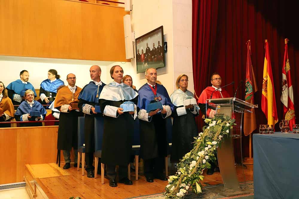 La Universidad de Burgos ha abierto esta mañana el curso 2019-2020 con un acto en el que el rector de la institución académica, Manuel Pérez Mateos, ha apostado por reforzar la enseñanza del castellano y por crear estudios en Aranda de Duero y Miranda de Ebro