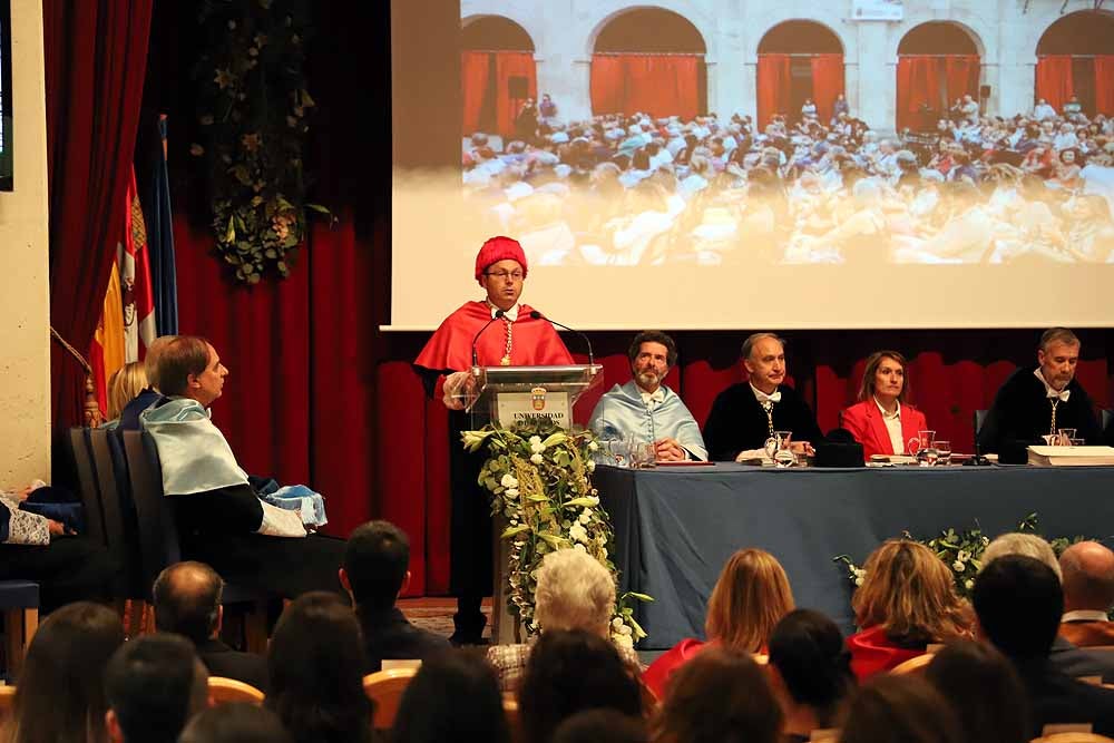 La Universidad de Burgos ha abierto esta mañana el curso 2019-2020 con un acto en el que el rector de la institución académica, Manuel Pérez Mateos, ha apostado por reforzar la enseñanza del castellano y por crear estudios en Aranda de Duero y Miranda de Ebro
