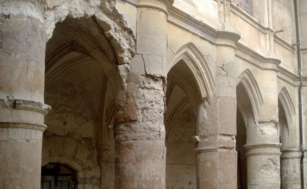 Deterioro del claustro gótico.