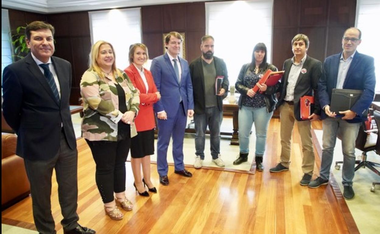 El consejero de Economía y Hacienda, Carlos Fernández Carriedo, y el presidente de la Junta, Alfonso Fernández Mañueco, en la reunión de este viernes con representantes de la Plataforma Soria Ya!. 