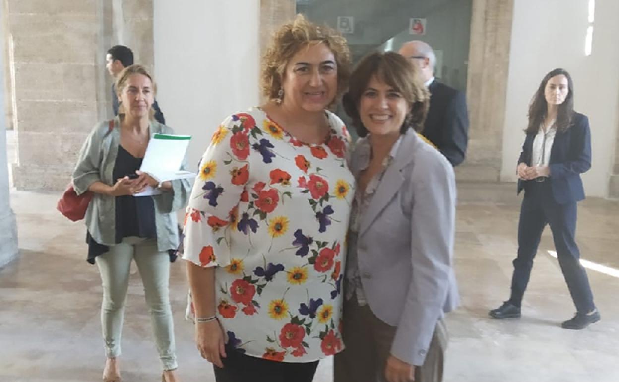 La concejala Begoña González junto a la ministra de Justicia, Dolores Delgado (d). 