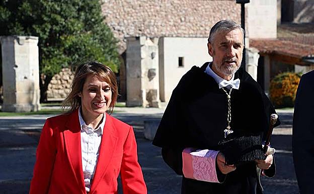 Galería. La consejera de Educación, Rocío Lucas, y el rector, Manuel Pérez Mateos.