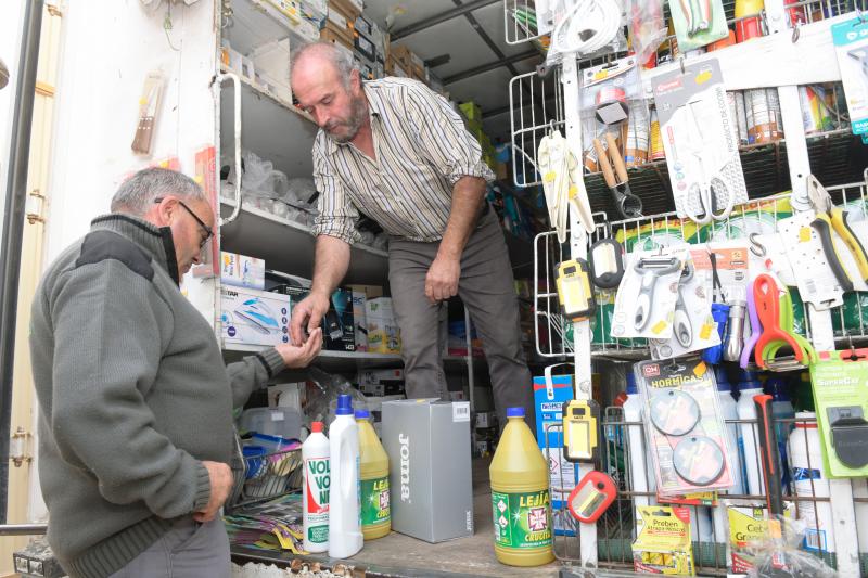 Julián Miguel llega de Burgos con su furgoneta para vender en la localidad palentina de Antigüedad.