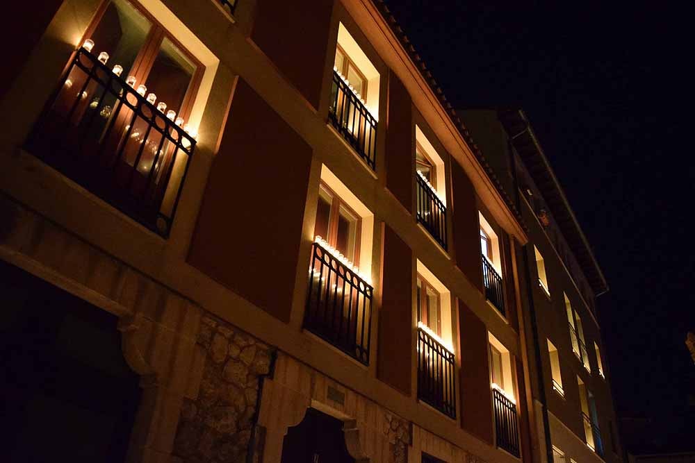 Un total de 15.000 velas han alumbrado el casco histórico de Burgos