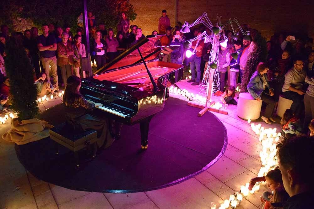 Un total de 15.000 velas han alumbrado el casco histórico de Burgos