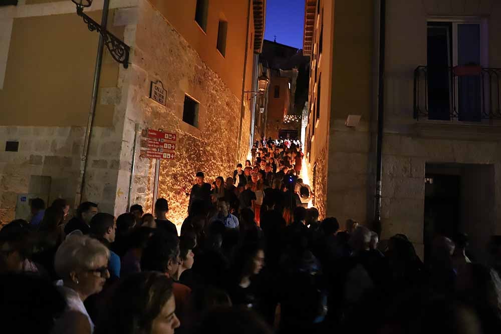 Un total de 15.000 velas han alumbrado el casco histórico de Burgos