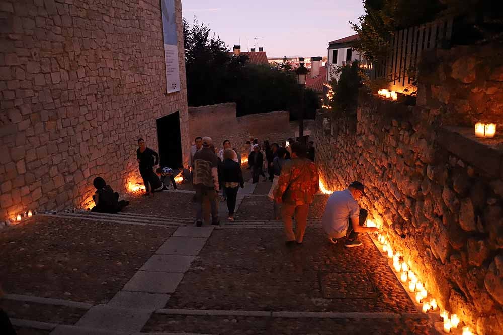 Un total de 15.000 velas han alumbrado el casco histórico de Burgos