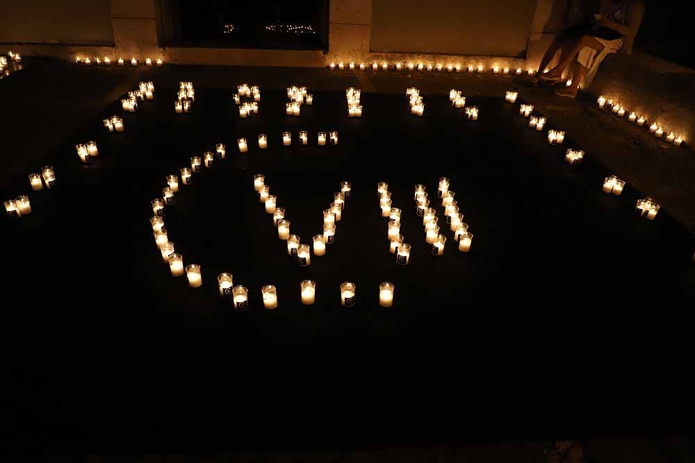 Un total de 15.000 velas han alumbrado el casco histórico de Burgos