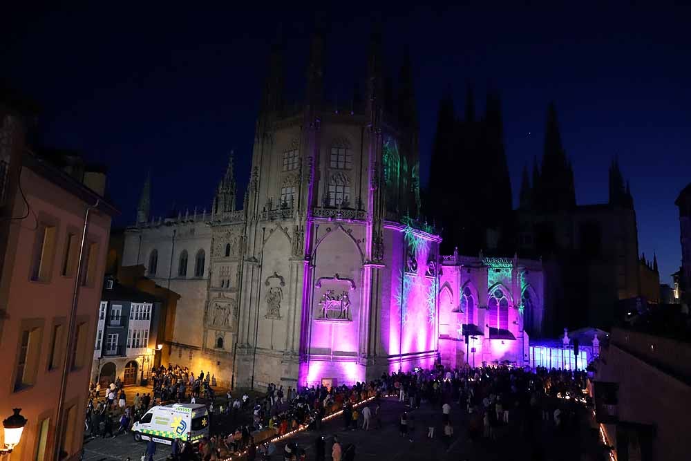 Un total de 15.000 velas han alumbrado el casco histórico de Burgos