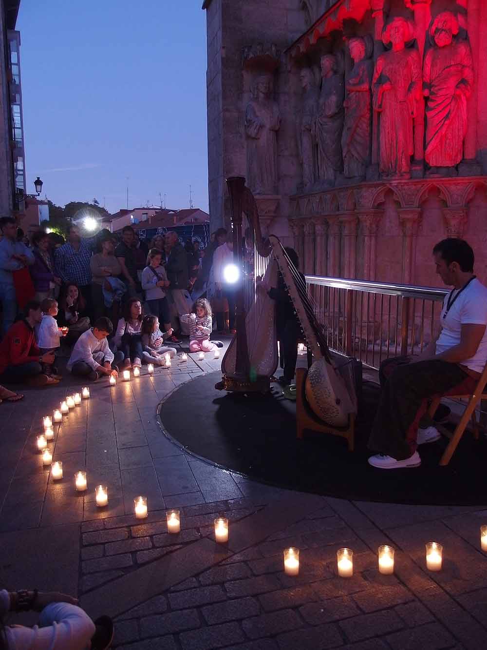 Un total de 15.000 velas han alumbrado el casco histórico de Burgos