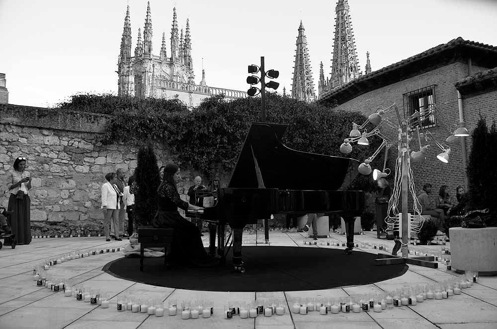 Un total de 15.000 velas han alumbrado el casco histórico de Burgos