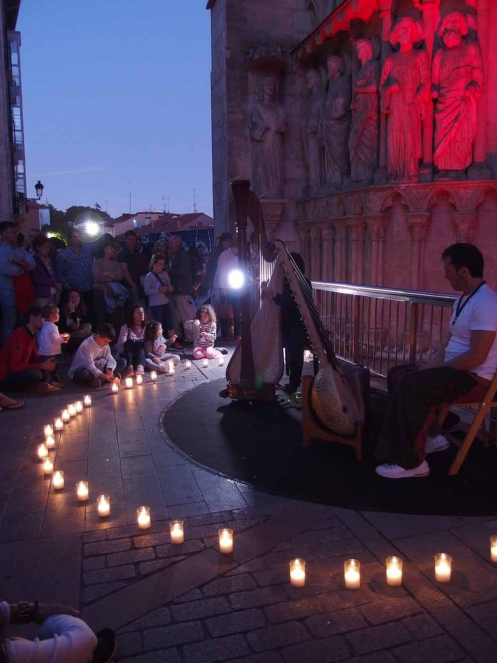 Un total de 15.000 velas han alumbrado el casco histórico de Burgos