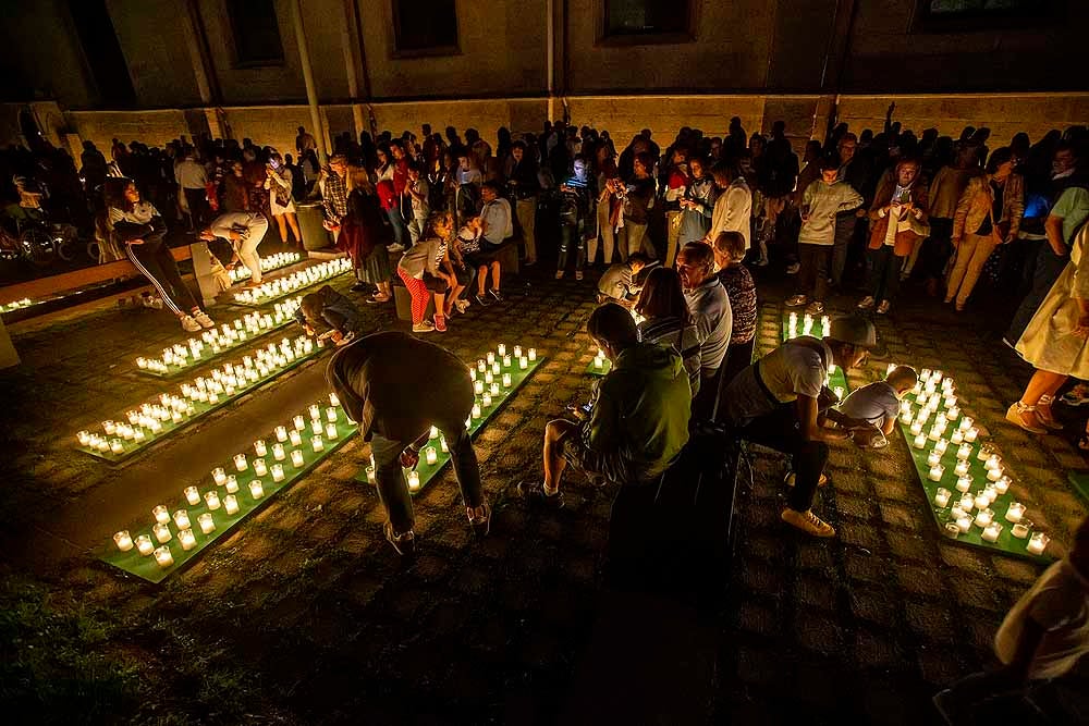 Un total de 15.000 velas han alumbrado el casco histórico de Burgos