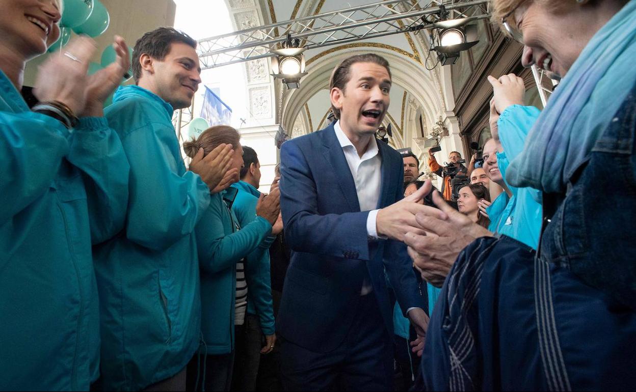 El líder del Partido Popular Austriaco Sebastian Kurz saluda a sus simpatizantes.