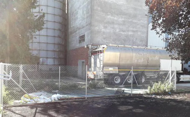 Camión cisterna junto al depósito de la fábrica de piensos donde ocurrió el suceso este viernes. 