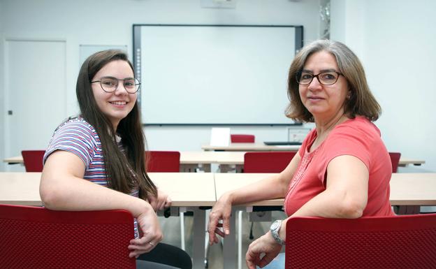 Rosa María Gálvez y su hija Adriana Ruiz en el aula de formación de la Federación de Asociaciones de Personas Sordas de Castilla y León (Fapscl). 