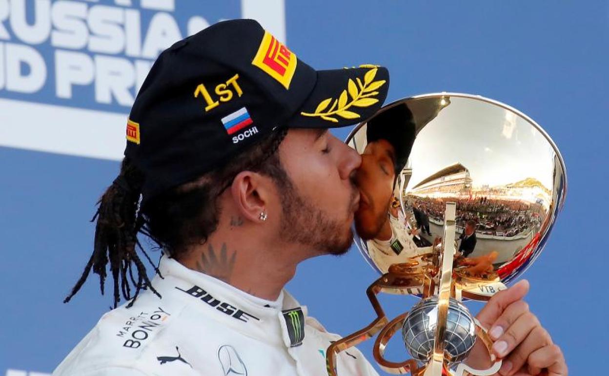 Hamilton neutraliza a Ferrari en Rusia