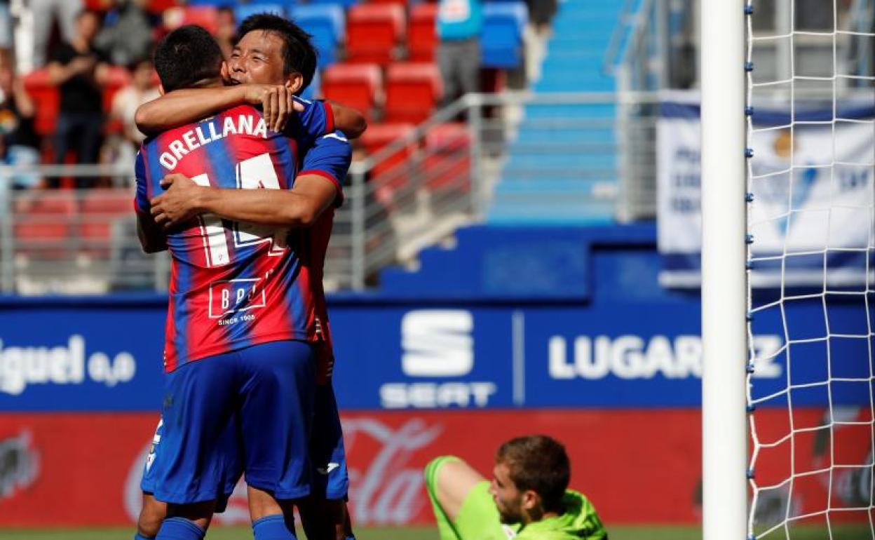 Orellana recibe la felicitación de Inui por su gol. 