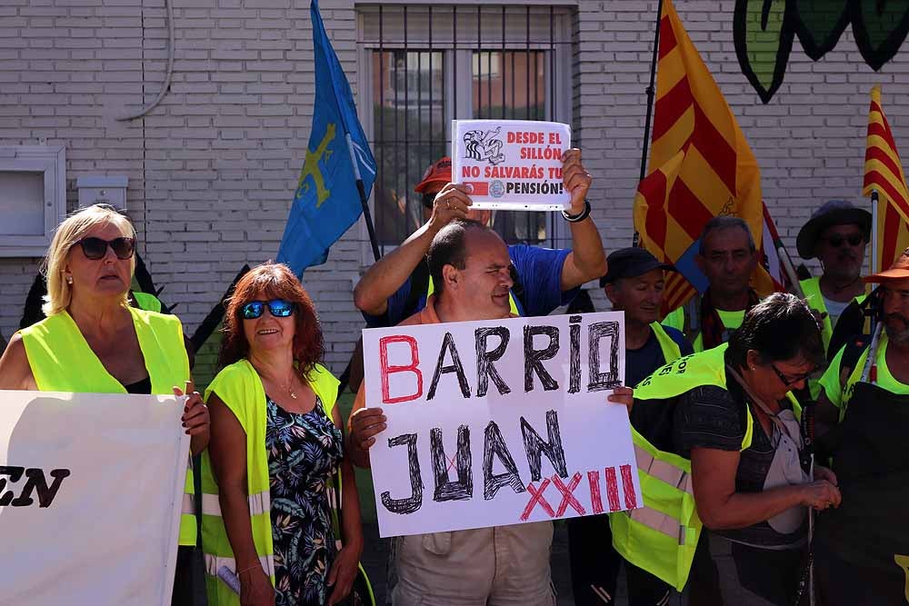 Los pensionistas de la Columna Norte que se están desplazando a pie a Madrid desde Bilbao para participar el 16 de octubre en la movilización en Defensa del Sistema Público de Pensiones ha llegado esta mañana a Burgos y ha recibido el apoyo de la Coordinadora de Pensionistas burgalesa.