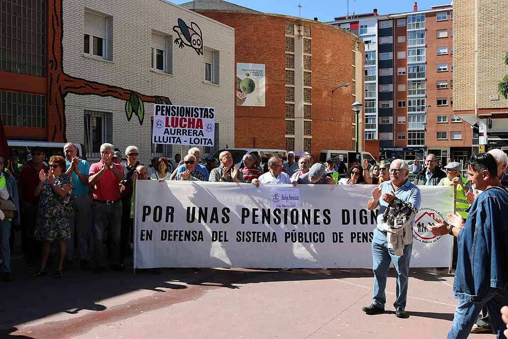 Los pensionistas de la Columna Norte que se están desplazando a pie a Madrid desde Bilbao para participar el 16 de octubre en la movilización en Defensa del Sistema Público de Pensiones ha llegado esta mañana a Burgos y ha recibido el apoyo de la Coordinadora de Pensionistas burgalesa.