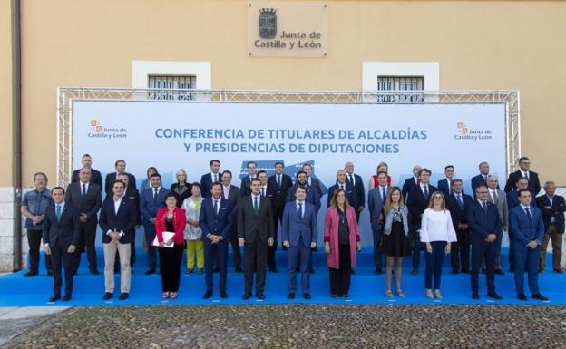 Foto de familia de los participantes en la Conferencia.