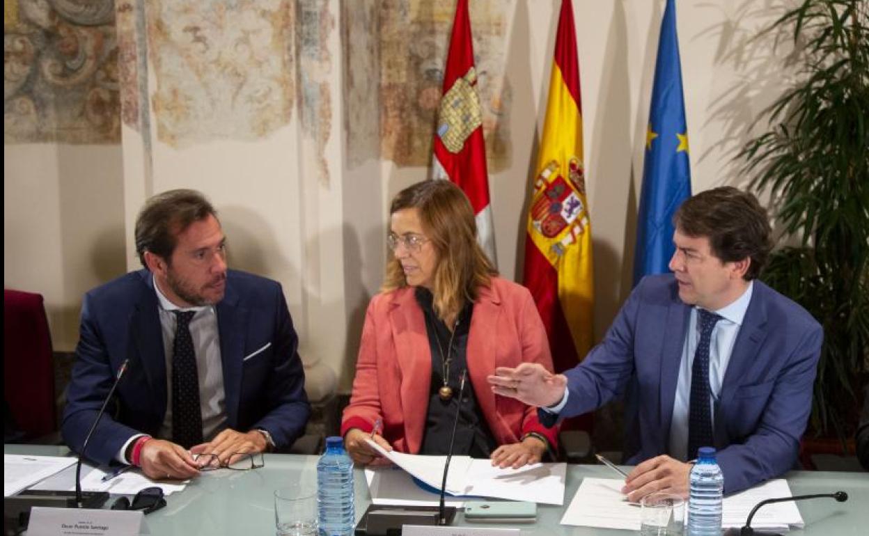 El presidente de la Junta, Alfonso Fernández Mañueco (derecha), junto a la presidenta de la Diputación de Palencia, Ángeles Armisén, y el alcalde de Valladolid, Óscar Puente, este lunes en la Conferencia de alcaldes y presidentes de Diputaciones.