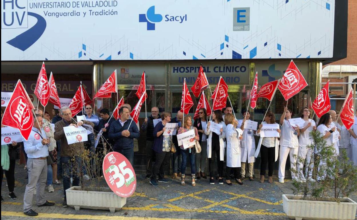 Concentración a las puertas del hospital Clínico de Valladolid en protesta por el rechazo de la Junta para aplicar las 35 horas. 