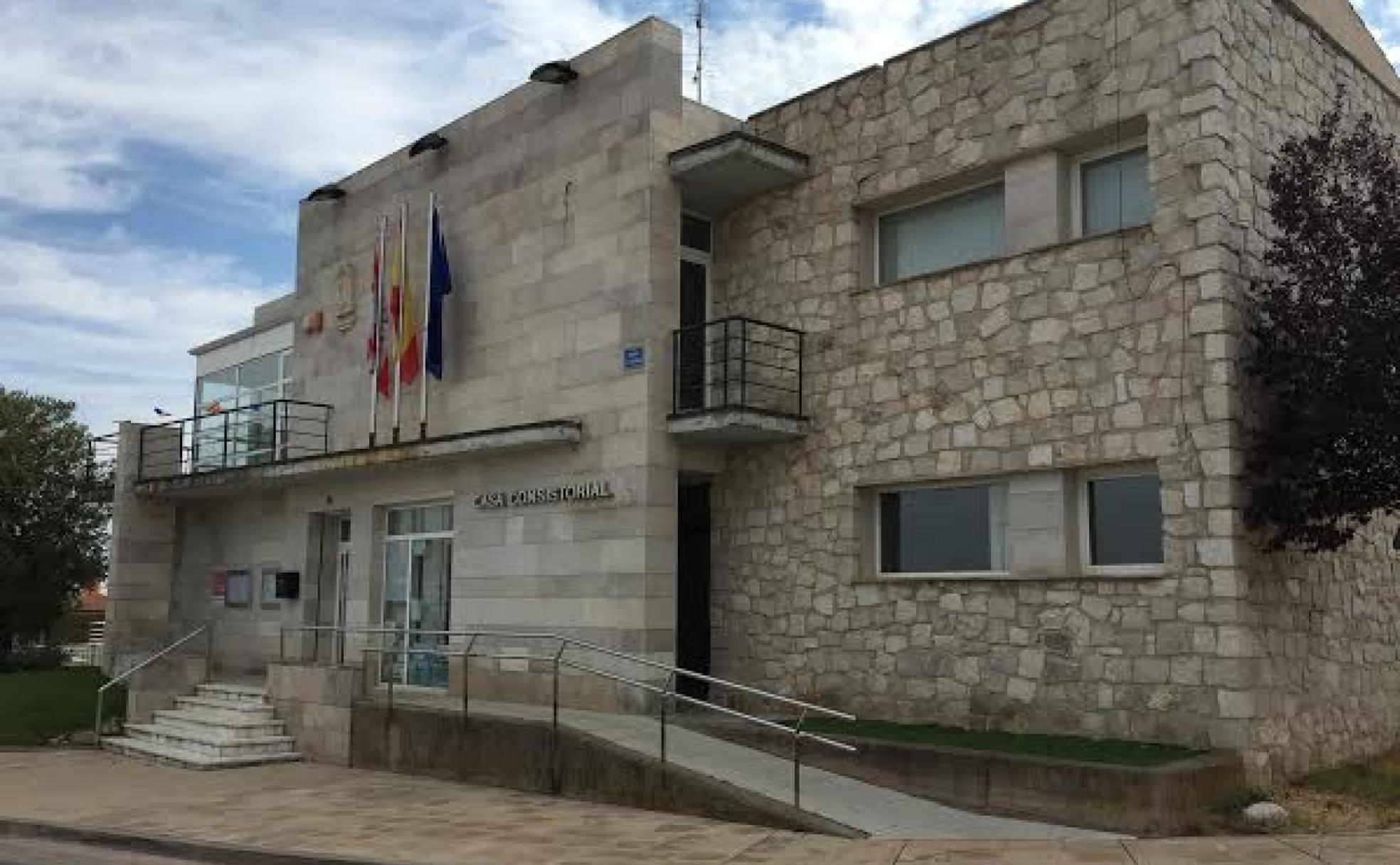 Fachada principal de la Casa Consistorial de Cardeñajimeno.