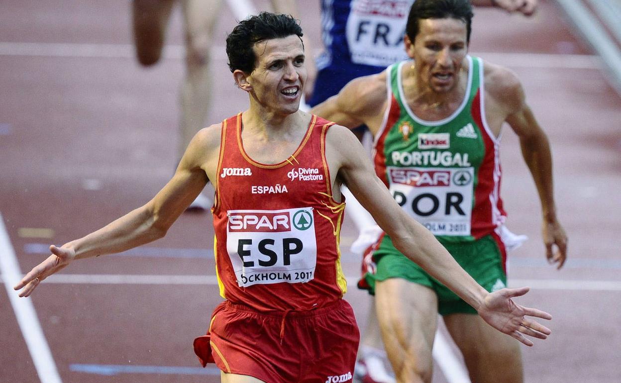 Juan Carlos Higuero se impone en la prueba de 3.000 metros del Campeonato de Europa de Selecciones que se disputaba en Estocolmo; en segundo término, el portugués Rui Silva, tercer clasificado. 