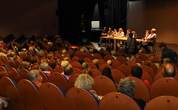 Imagen principal - Vecinos de todas las edades han participado en la asamblea. 