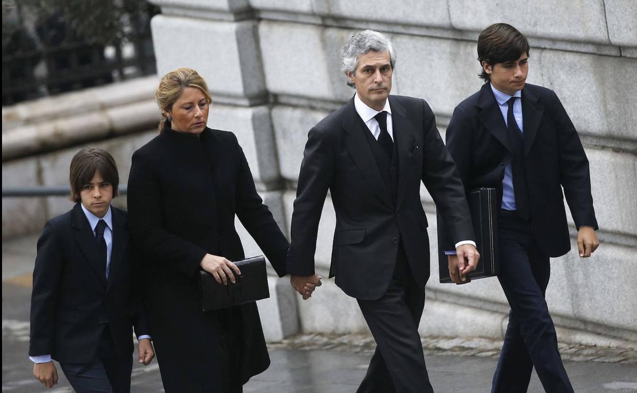 Adolfo Suárz Flores, derecha, con su familia, en el funeral de su abuelo.