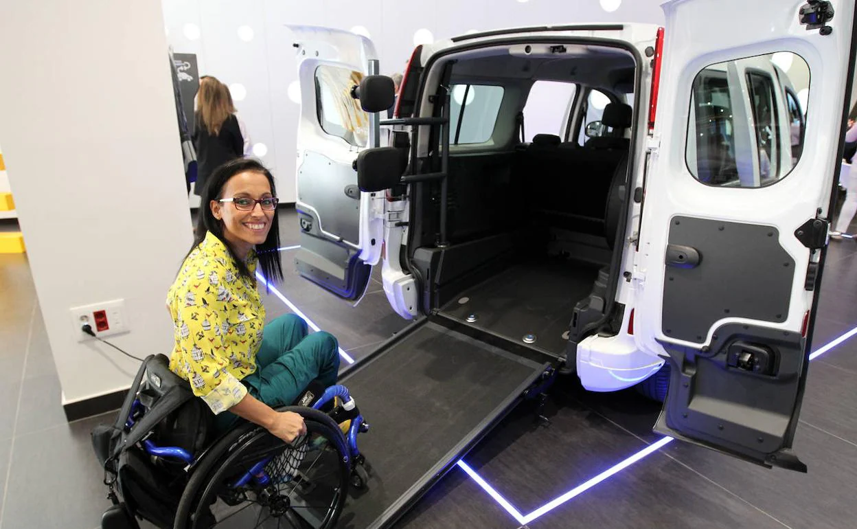 La nadadora paralímpica Teresa Perales en la presentación de la gama Renault de vehiculos adaptados para Transporte de Personas con Movilidad Reducida, (TPMR).